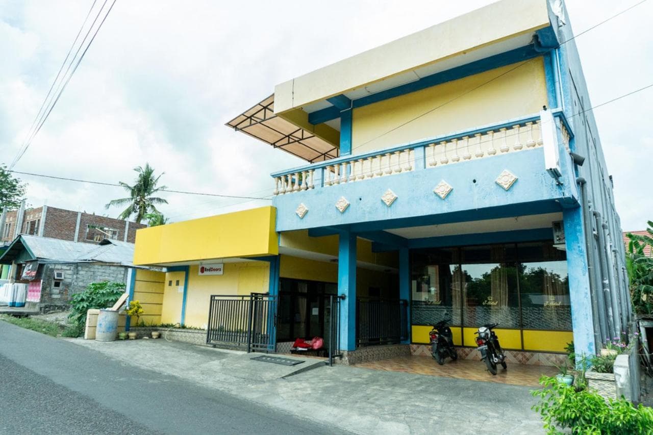 RedDoorz Near H. Hasan Aroeboesman Airport